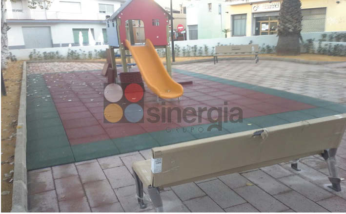 Parque infantil con loseta de caucho en Ondara